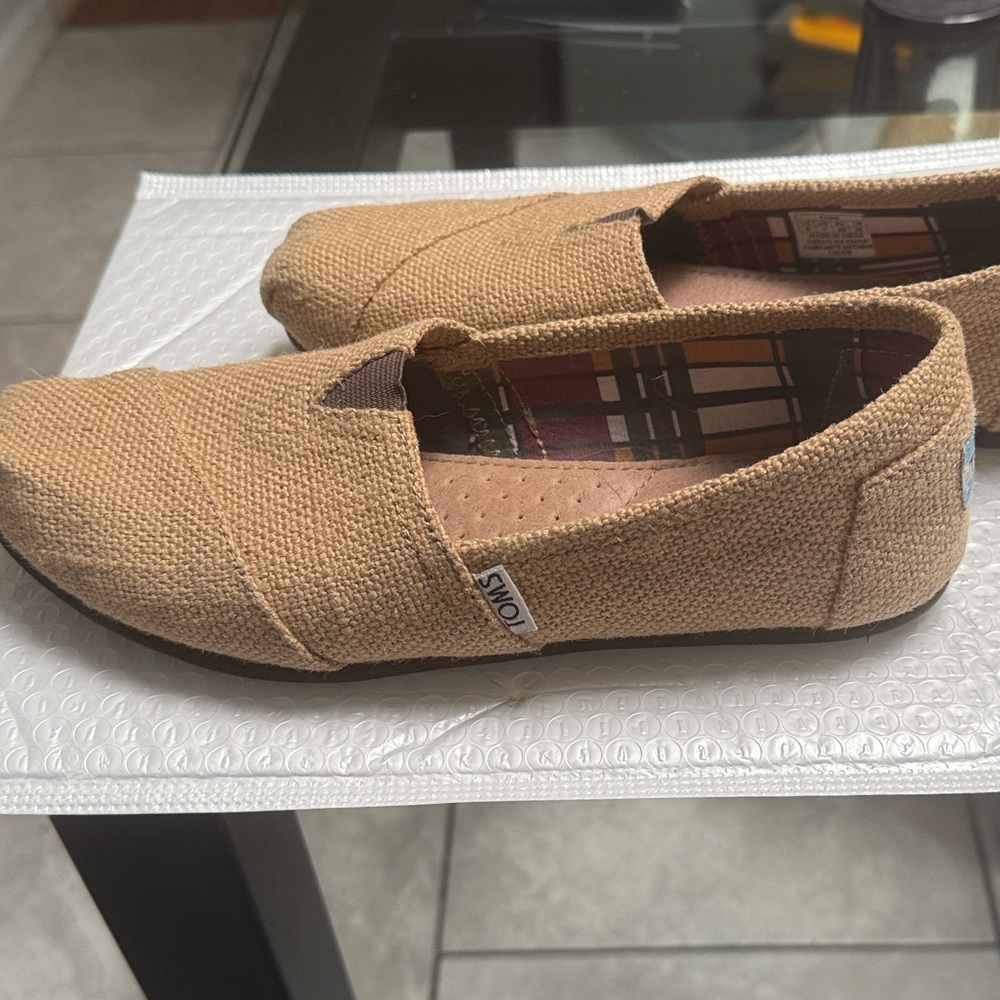 Toms Classic Canvas Slip-On in Tan